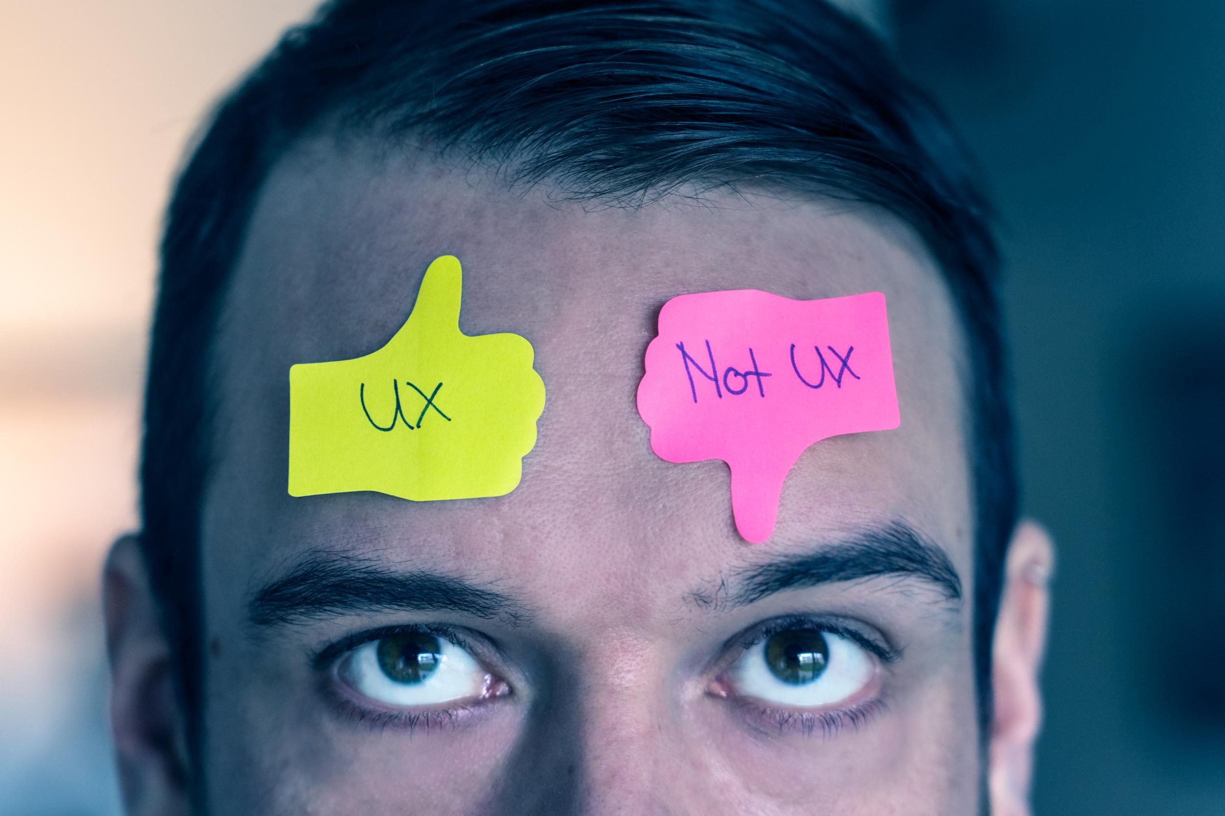 Gesicht mit UX Design Post-it auf der Stirn